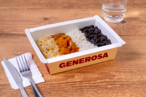Frango desfiado cremoso, arroz, feijão preto e cenoura