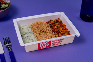 Frango desfiado, purê de batata e legumes