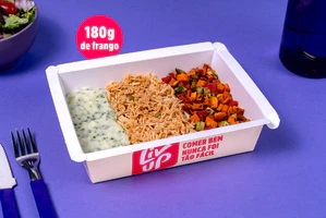 Frango desfiado, purê de batata e legumes