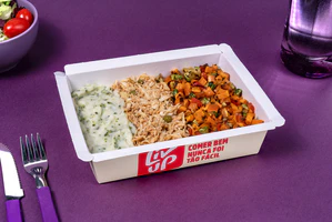 Frango desfiado, purê de batata e legumes