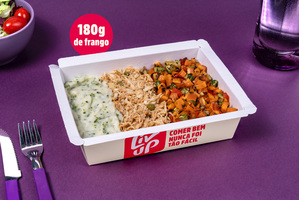 Frango desfiado, purê de batata e legumes