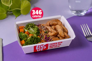 Frango em tiras, mix de quinoa, brócolis e cenoura