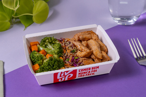 Frango em tiras, mix de quinoa, brócolis e cenoura