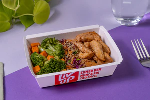 Frango em tiras, mix de quinoa, brócolis e cenoura