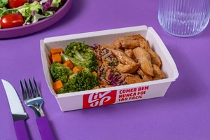 Frango em tiras, mix de quinoa, brócolis e cenoura