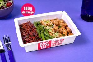 Frango oriental, arroz com amêndoas e legume