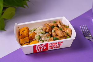 Frango oriental, arroz com brócolis e abóbora