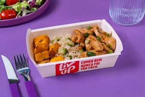 Frango oriental, arroz com brócolis e abóbora