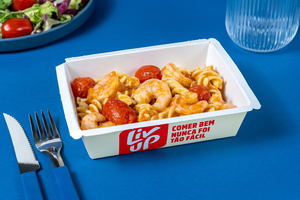 Fusilli ao pomodoro com camarão e tomate assado