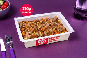 Fusilli integral a bolonhesa com legumes