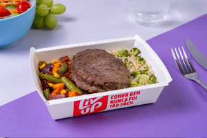 Hambúrguer de carne, arroz integral com brócolis e legumes