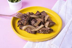 Iscas de filé mignon acebolado