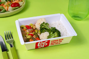 Legumes ao molho oriental, arroz, brócolis e couve