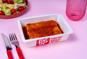 Panqueca de frango com molho de tomate