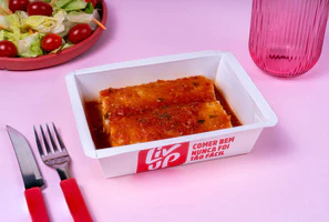 Panqueca de frango com molho de tomate