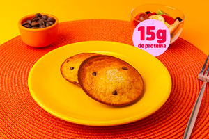 Panqueca proteica com gotas de chocolate