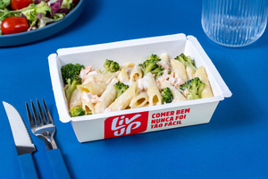 Penne ao molho branco, salmão em lascas e brócolis