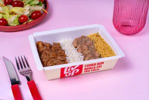 Picadinho de carne, arroz branco, feijão e farofa