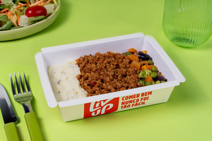 Proteína de soja, purê de batata e mix de legumes