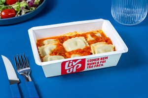 Ravioli de ricota e espinafre com molho de tomate