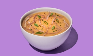 Sopa de mandioca com carne desfiada