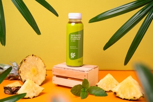 Suco misto de abacaxi com hortelã