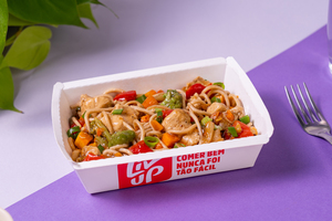 Yakisoba de frango com legumes