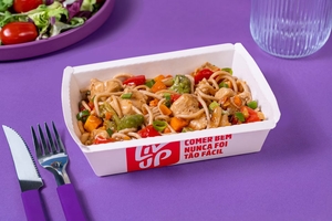 Yakisoba de frango com legumes